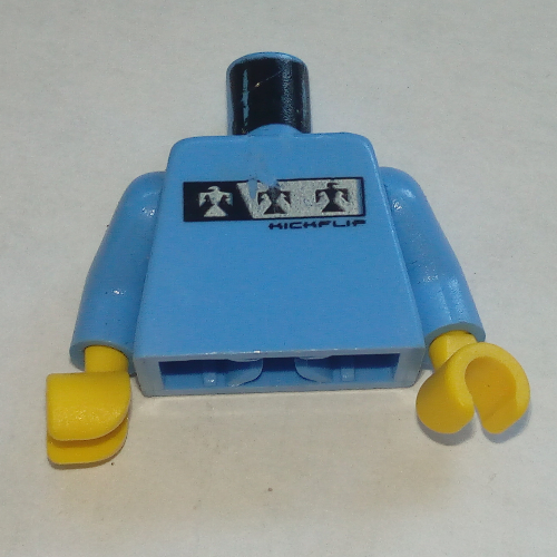 Visuel indicatif Rebrickable de Torse Argent et noir Logos imprimé, bras bleu moyen, mains jaunes (Torso Silver and Black Logos Print, Medium Blue Arms, Yellow Hands)