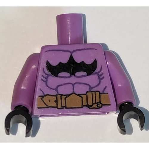 Visuel indicatif Rebrickable de Torse, muscles, Batman logo à l'envers et motif imprimé ceinture or, bras lavande moyen, mains noires (Torso, Muscles, Batman Logo Upside Down and Gold Belt Print, Medium Lavender Arms, Black Hands)