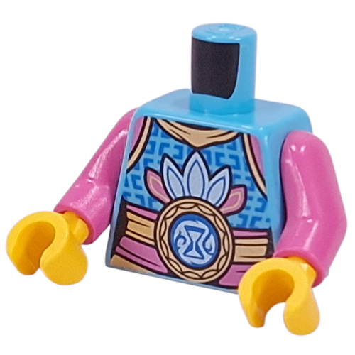 Visuel indicatif Rebrickable de Torse, plumes bleu clair et rose foncé, ceinture rose foncé et or, sablier bleu foncé sur cercle bleu clair, motif imprimé décorations bleu foncé, bras rose foncé, mains jaunes (Torso, Light Blue and Dark Pink Feathers, Dark Pink and Gold Sash, Dark Blue Hourglass on Light Blue Circle, Dark Blue Decorations Print, Dark Pink Arms, Yellow Hands)
