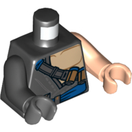 Visuel indicatif Rebrickable de Torse, bras et mains bizarres, chemise déchirée, poitrine nue, ceinture de munitions, motif imprimé ceinture bleue, bras et main de nougat clair gauche, bras noir droit et main gris foncé (Torso, Odd Arms and Hands, Shirt Torn, Bare Chest, Ammo Belt, Blue Sash Print, Left Light Nougat Arm and Hand, Right Black Arm and Dark Bluish Gray Hand)