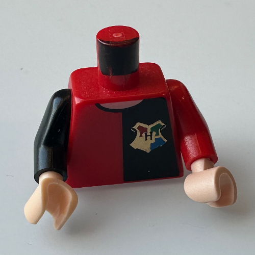 Torse, bras impairs, tunique à moitié noire, crête de Poudlard / or 'Potter' et étoile sur le dos motif imprimé, bras rouge gauche, bras noir droit, mains nougat clair (Torso, Odd Arms, Tunic with Black Half, Hogwarts Crest / Gold 'Potter' and Star on Back Print, Left Red Arm, Right Black Arm, Light Nougat Hands)