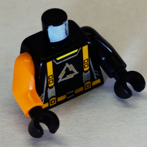 Torse, bras impairs, combinaison avec logo alpha de l'équipe, sangles orange motif imprimé, bras noir gauche, bras orange droit, mains noires (Torso, Odd Arms, Jumpsuit with Alpha Team Logo, Orange Straps Print, Left Black Arm, Right Orange Arm, Black Hands)