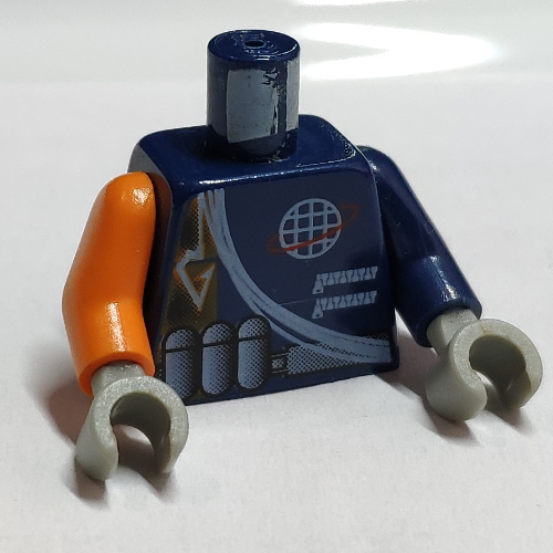 Visuel indicatif Rebrickable de Torse, bras impairs, combinaison, logo de l'équipe alpha, flèche, motif imprimé de corde d'épaule, bras bleu foncé gauche, bras orange droit, mains gris clair (Torso, Odd Arms, Jumpsuit, Alpha Team Logo, Arrow, Shoulder Rope Print, Left Dark Blue Arm, Right Orange Arm, Light Gray Hands)