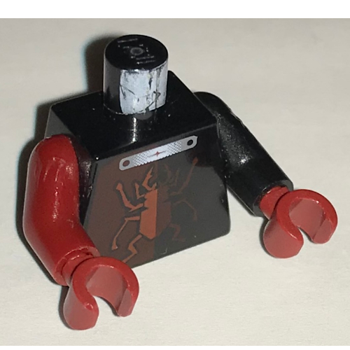 Torse, bras impairs, Scarabée sans contour argenté et motif imprimé X, bras noir gauche, bras rouge foncé droit, mains rouge foncé (Torso, Odd Arms, Scarab without Silver Outline and X Print, Left Black Arm, Right Dark Red Arm, Dark Red Hands)