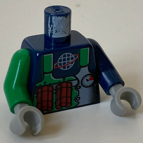Torse, bras impairs, gilet, vert avec logo alpha de l'équipe, motif imprimé dynamite, bras bleu foncé gauche, bras vert droit, mains gris clair (Torso, Odd Arms, Vest, Green with Alpha Team Logo, Dynamite Print, Left Dark Blue Arm, Right Green Arm, Light Gray Hands)