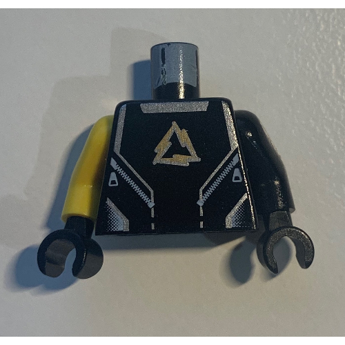 Torse, bras impairs, chemise avec logo Alpha Team Arctic, motif imprimé lignes argentées, bras noir gauche, bras jaune droit, mains noires (Torso, Odd Arms, Shirt with Alpha Team Arctic Logo, Silver Lines Print, Left Black Arm, Right Yellow Arm, Black Hands)
