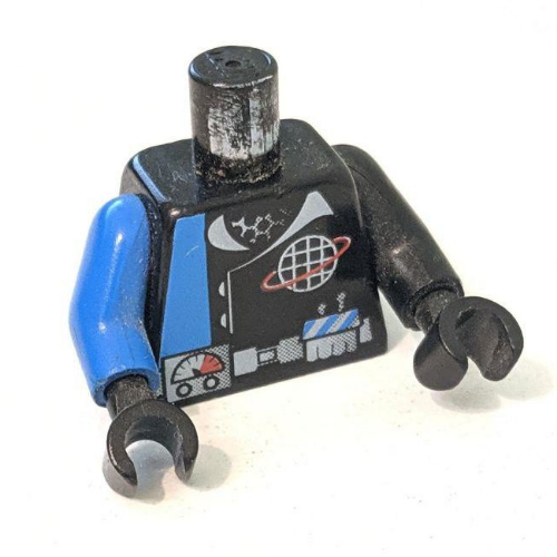 Torse, bras impairs, logo de l'équipe alpha, ceinture utilitaire, jauge et motif imprimé à rayures bleues unies, bras noir gauche, bras bleu droit, mains noires (Torso, Odd Arms, Alpha Team Logo, Utility Belt, Gauge and Solid Blue Stripe Print, Left Black Arm, Right Blue Arm, Black Hands)