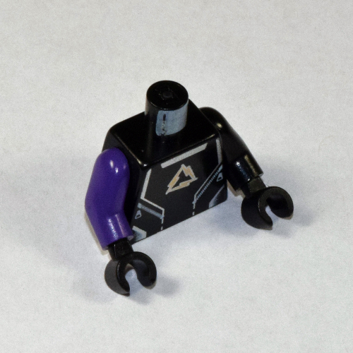 Visuel indicatif Rebrickable de Torse, bras impairs, chemise, logo de l'arctique alpha team, motif imprimé de lignes argentées, bras noir gauche, bras violet foncé droit, mains noires (Torso, Odd Arms, Shirt, Alpha Team Arctic Logo, Silver Lines Print, Left Black Arm, Right Dark Purple Arm, Black Hands)