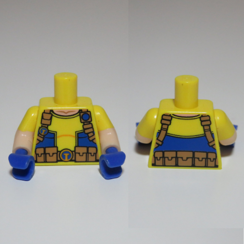Torse, Double bras moulés, chemise avec poches bleues, sangles, ceinture utilitaire, boucle de ceinture motif imprimé, motif manches jaunes, bras nougat clair, mains bleues (Torso, Dual Molded Arms, Shirt with Blue Pockets, Straps, Utility Belt, Belt Buckle Print, Yellow Sleeves Pattern, Light Nougat Arms, Blue Hands)