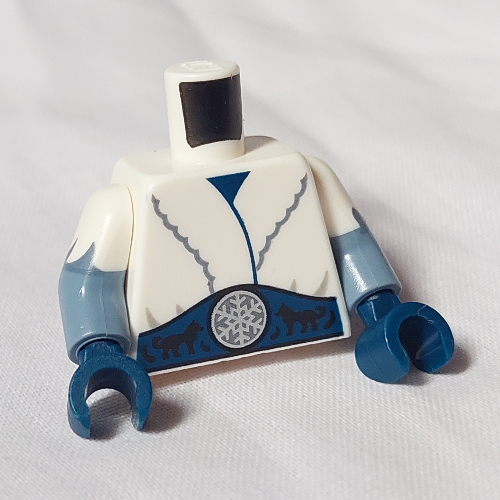 Torse, double bras moulés, manteau de fourrure, ceinture bleu foncé avec motif imprimé flocon de neige, avec motif manches blanches, bras bleu sable, mains bleu foncé (Torso, Dual Molded Arms, Fur Coat, Dark Blue Belt with Snowflake Print, with White Sleeves Pattern, Sand Blue Arms, Dark Blue Hands)