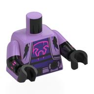 Torse, bras double moulé, veste, sangles noires, ceinture utilitaire, chemise violet foncée avec logo de rôdeur rose vif, sac à dos argenté, armes argentées sur le motif imprimé bras, motif de manches lavande moyens, bras et mains titane nacré (Torso, Dual Molded Arms, Jacket, Black Straps, Utility Belt, Dark Purple Shirt with Bright Pink Prowler Logo, Silver Backpack, Silver Weapons on Arms Print, Medium Lavender Sleeves Pattern, Pearl Titanium Arms and Hands)