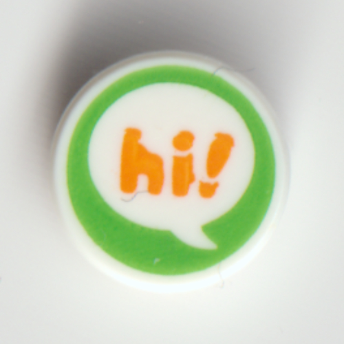 Visuel indicatif Rebrickable de Tuile ronde 1 x 1 avec orange 'hi!' dans la bulle de discours sur fond vert imprimé (Tile Round 1 x 1 with Orange 'hi!' in Speech Bubble On Green Background Print)