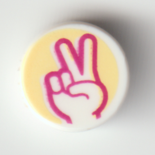 Visuel indicatif Rebrickable de Tuile ronde 1 x 1 avec la main magenta/blanc avec les doigts de signe de paix sur le modèle imprimé de fond jaune clair vif (Tile Round 1 x 1 with Magenta/White Hand with Peace Sign Fingers on Bright Light Yellow Background Print)