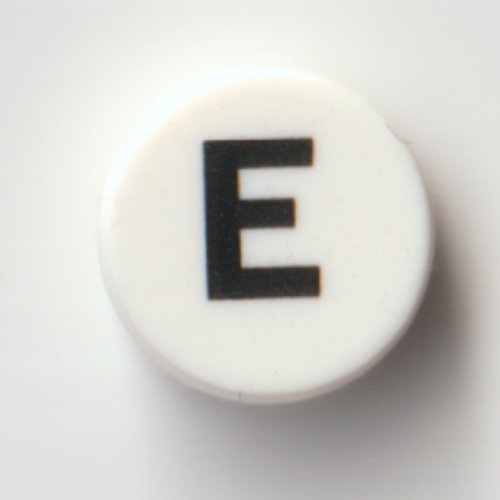 Visuel indicatif Rebrickable de Tuile ronde 1 x 1 avec motif imprimé noir 'E' (Tile Round 1 x 1 with Black 'E' Print)