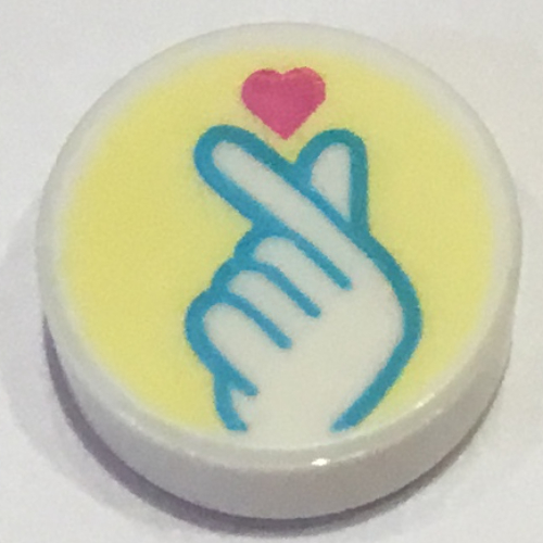 Visuel indicatif Rebrickable de Tuile ronde 1 x 1 avec la main d'azur moyen, pression de doigt, cœur sur le modèle imprimé de fond jaune clair vif (Tile Round 1 x 1 with Medium Azure Hand, Finger Snap, Heart on Bright Light Yellow Background Print)
