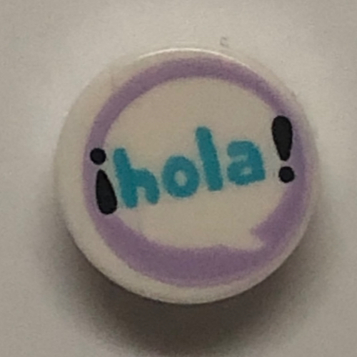 Visuel indicatif Rebrickable de Tuile ronde 1 x 1 avec bulle de parole, Azur moyen 'HOLA!' sur fond de lavande (Tile Round 1 x 1 with Speech Bubble, Medium Azure 'HOLA!' on Lavender Background Print)