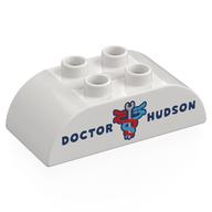 Visuel indicatif Rebrickable de Duplo brique 2 x 4 sommet incurvé avec 'doctor nudson;, serpents rouge / bleu autour du motif imprimé clé (Duplo Brick 2 x 4 Curved Top with 'DOCTOR NUDSON;, Red/Blue Serpents around Wrench Print)