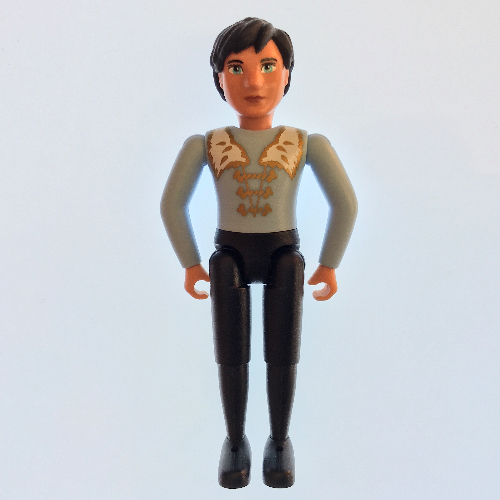 Visuel indicatif Rebrickable de Belville figurine Coudes fixes, hommes, cheveux noirs, pantalon noir, chemise bleu clair avec motif de fourrure blanche et or sur les épaules et fixations dorées sur le devant (Belville Figure Fixed Elbows, Male, Black Hair, Black Pants, Light Blue Shirt with White and Gold Fur Pattern on Shoulders and Gold Fastenings on Front)