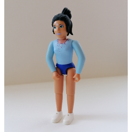 Visuel indicatif Rebrickable de Belville figurine Coudes fixes, femelle, cheveux noirs, dessus bleu clair, bassin violettes (reine des neiges) (Belville Figure Fixed Elbows, Female, Black Hair, Light Blue Top, Violet Hips (Snow Queen))