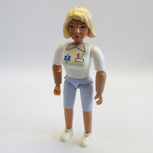 Belville figurine coudes articulés, femelle, cheveux jaune clair, court bleu clair, chemise blanche avec emt étoile de la vie motif imprimé (médical) (Belville Figure Articulated Elbows, Female, Light Yellow Hair, Light Blue Shorts, White Shirt with EMT Star of Life Print (Medic))