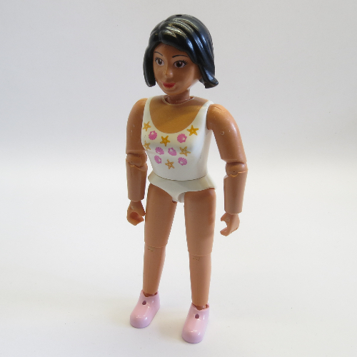 Belville figurine coudes articulés, femelle, cheveux noirs, chaussures roses, maillot de bain blanc avec coquilles et motif imprimé étoiles de mer (Belville Figure Articulated Elbows, Female, Black Hair, Pink Shoes, White Swimsuit with Shells and Starfish Print)