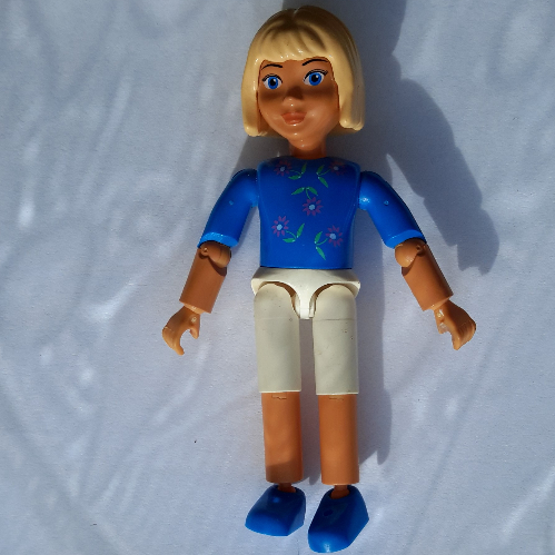 Belville figurine Coudes articulés, enfant, femme, cheveux jaune clair, court blanc, chemise de blues avec motif imprimé de fleurs (Belville Figure Articulated Elbows, Child, Female, Light Yellow Hair, White Shorts, Blues Shirt with Flowers Print)
