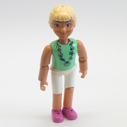 Belville figurine Coudes articulés, Enfant, Femme, Cheveux jaune clair, short blanc, Chemise vert clair avec coquilles Collier imprimé (Belville Figure Articulated Elbows, Child, Female, Light Yellow Hair, White Shorts, Light Green Shirt with Shells Necklace Print)
