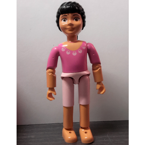 Belville figurine articulé coudes, enfant, femme, cheveux noirs, pantalon court rose, haut rose foncé avec coquillages motif imprimé (Belville Figure Articulated Elbows, Child, Female, Black Hair, Pink Short Pants, Dark Pink Top with Shells Print)