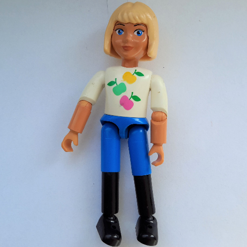 Belville figurine Coudes articulés, enfant, femme, cheveux jaune clair, jambes bleues, bottes noires, haut blanc avec motif imprimé pommes (Belville Figure Articulated Elbows, Child, Female, Light Yellow Hair, Blue Legs, Black Boots, White Top with Apples Print)