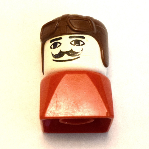 Visuel indicatif Rebrickable de Duplo 2 x 2 x 2 Figurine brique ancienne version, Chapeau Aviateur Marron, Motif imprimé Moustache (Duplo 2 x 2 x 2 Figure Brick Early, Aviator Hat Brown, Moustache Print)