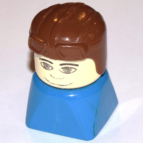 Visuel indicatif Rebrickable de Duplo 2 x 2 x 2 figurine brique tôt, aviateur chapeau brun, à la recherche de motif imprimé droit (Duplo 2 x 2 x 2 Figure Brick Early, Aviator Hat Brown, Looking Straight Print)