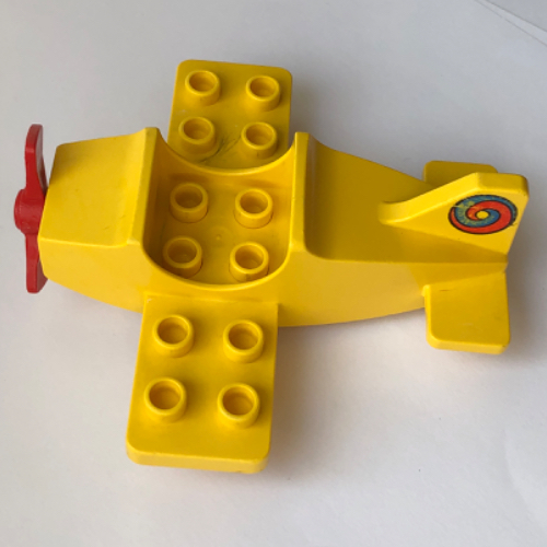 Visuel indicatif Rebrickable de Duplo avion petites ailes sur le fond avec des roues rouges et hélice (Duplo Airplane Small Wings on Bottom with Red Wheels and Propeller)