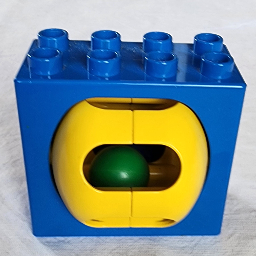 Visuel indicatif Rebrickable de Duplo brique 2 x 4 x 2 avec boule verte dans le hochet jaune (Duplo Brick 2 x 4 x 2 with Green Ball in Yellow Rattle)