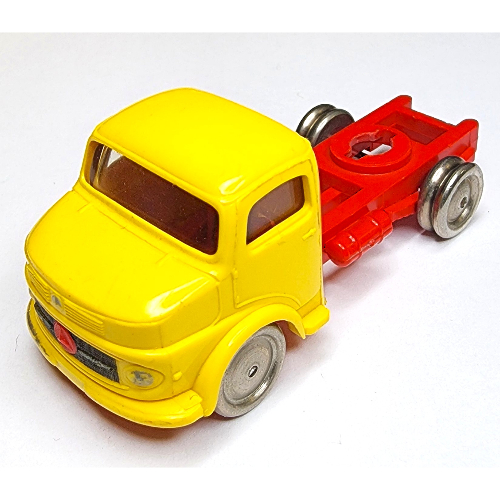Visuel indicatif Rebrickable de HO échelle Mercedes Truck Cab, modèle de châssis rouge (HO Scale Mercedes Truck Cab, Red Chassis Pattern)