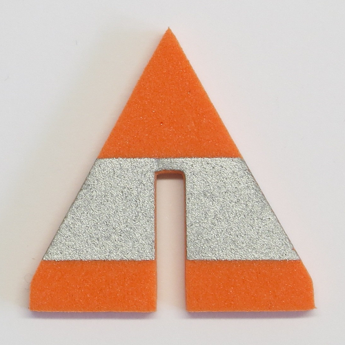 Visuel indicatif Rebrickable de Triangle conique droit avec bande argentée 6 x 6 avec découpe inférieure (Cone Triangle Upright with Silver Stripe 6 x 6 with Bottom Cutout)