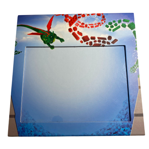 Visuel indicatif Rebrickable de Cadre photo, dragon vert et rouge et vert tourbillonnant briques motif imprimé (Picture Frame, Green Dragon and Red and Green Swirling Bricks Print)