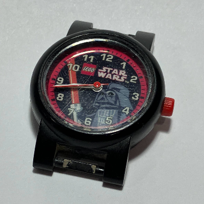 Visuel indicatif Rebrickable de Visage de montre avec logo 'LEGO Star Wars', cercle rouge, motif imprimé Dark Vador (Watch Face with 'LEGO Star Wars' Logo, Red Circle, Darth Vader Print)