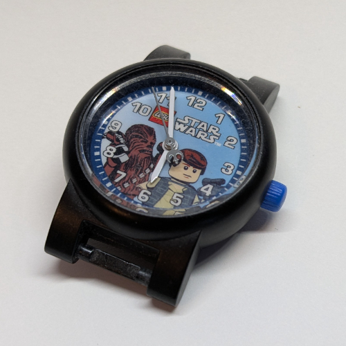 Visuel indicatif Rebrickable de Visage de montre avec logo 'LEGO Star Wars', cercle argenté, Han Solo et motif imprimé Chewbacca (Watch Face with 'LEGO Star Wars' Logo, Silver Circle, Han Solo and Chewbacca Print)