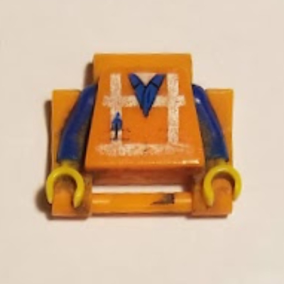 Maillon extra-long de bracelet de montre avec torse de minifigurine, gilet de sécurité à bandes croisées réfléchissantes sur chemise bleue, bras bleus et mains jaunes (Watch, Link, Extra Long with Minifigure Torso Safety Vest with Reflective Crossed Stripes over Blue Shirt Print, Blue Arms, Yellow Hands)