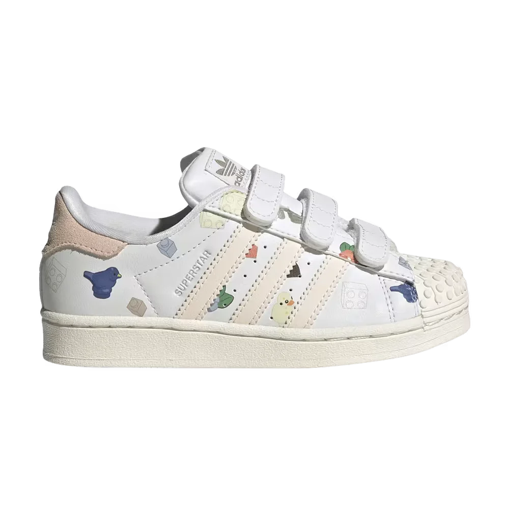 Adidas superstar cf j x LEGO (briques et figurine - quartz blanc merveille) - chaussures pour enfants (adidas Superstar CF J x LEGO (Bricks and Figurine - White Wonder Quartz) - Kids' Shoes)